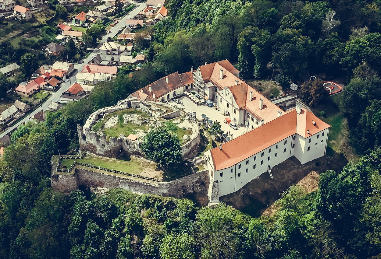 Vo vyvýšenej polohe nad obcou Modrý Kameň sa nachádza komplex hradu a barokového kaštieľa. Hrad vznikol pravdepodobne v druhej polovici 13. storočia, bezprostredne po pustošivom tatárskom vpáde. Prvá písomná zmienka o hrade pochádza z roku 1278, listina uvádza ako majiteľa hradu istého komesa Petra. V 15. storočí sa na istý čas na hrade usídlili vojská Jána Jiskru z Brandýsa. Na hrade údajne prenocoval aj kráľ Matej Korvín cestou do Zvolena. V roku 1575 bol hrad dobytý tureckými vojskami, ktorí ho držali až do roku 1593, kedy ho cisárska armáda pod vedením Krištofa Tiefenbacha získala späť. Po roku 1664 je hrad opäť v moci Turkov. Turecký cestovateľ Evliya Çelebi ho navštívil v roku 1665, hrad opisuje vo svojom diele Kniha ciest.V roku 1683 do hrad dobytý povstaleckým vojskom Imricha Tököliho. Poškodený hrad už nebol nikdy obnovený.  Majiteľ hradu Gabriel Balaša pristúpil ku stavbe pohodlnejšieho sídla na mieste pôvodného dolného hradu v roku 1730. Tak vznikla súčasná baroková dvojpodlažná stavba na pôdoryse nepravidelného písmena U. Do nádvoria je orientovaný výrazný trojosový rizalit s barokovým štítom. Do komplexu kaštieľa sa vstupuje mostom ponad pôvodnú hradnú priekopu. Súčasťou hmoty kaštieľa je aj baroková kaplnka sv. Anny z roku 1759. Jej jednoduchá fasáda je členená pilstrami a ukončená trojuholníkovým štítom. Nad portálom sa nachádza nika. V interiéri sa nachádza panská empora. Balašovský kaštieľ sa v 19. storočí stal majetkom grófa Forgáča, neskôr Károlyovcov. Posledná majiteľka Gabriela Almássyová ho predala československému štátu v roku 1923.  V súčasnosti sa v kaštieli nachádza Múzeum bábkarských kultúr a hračiek SNM a celý komplex je verejne prístupný. Múzeum bábkarských kultúr a hračiek je špecializované múzeum s celoslovenskou pôsobnosťou, zamerané na dokumentáciu dejín a súčasnosti bábkového divadla, dejín a vývoja detskej hračky, ako aj dejín regiónu, v ktorom sa múzeum nachádza. Kultúrno-umelecké, historické, archeologické a národopisné zbierky, ktoré múzeum v rámci svojej špecializácie zhromažďuje, odborne spracováva a ochraňuje, sú sprístupnené verejnosti formou stálych expozícií, výstav a rôznorodých kultúrnych aktivít, ktoré sa tešia veľkej obľube najmä u detí a mládeže. Zaujímavosťou je historická expozícia zubnej techniky, jediná svojho druhu v strednej Európe, ktorú v priestoroch múzea dlhodobo prezentuje Slovenská komora zubných technikov.